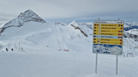 Skiën in de zomer op de Hintertux Gletsjer in Oostenrijk.